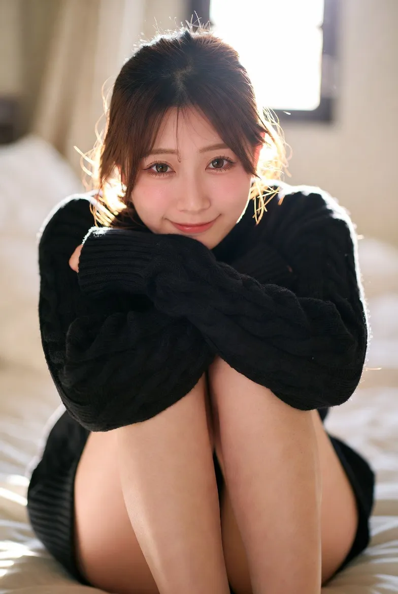 朝の光の中で微笑む女性